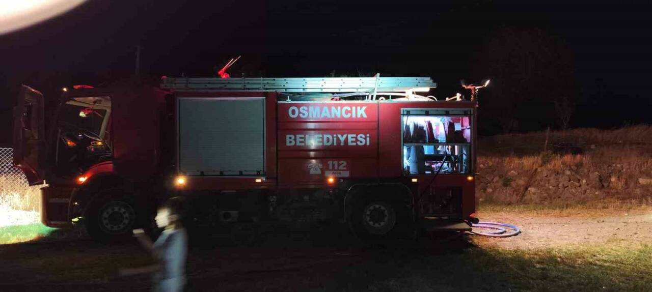 Çorum’un Osmancık ilçesinde 2 katlı evde çıkan yangın, itfaiye ekiplerinin