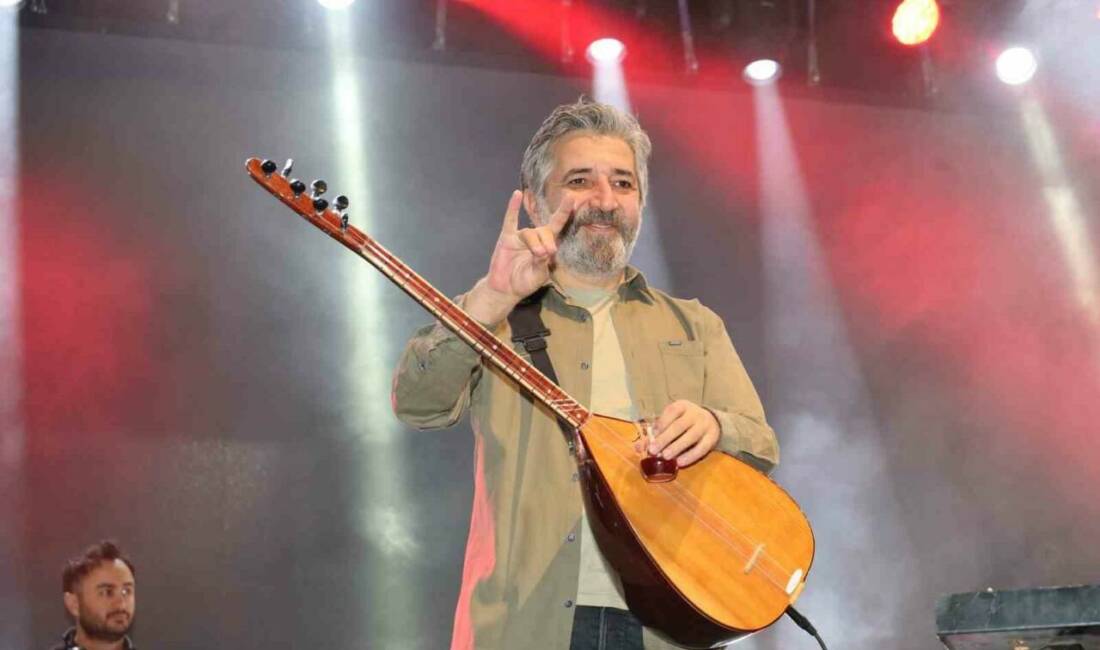 Samsun’un Vezirköprü ilçesinde düzenlenen ’Türk Gençlik Şöleni’nde sahneye çıkan ülkücü