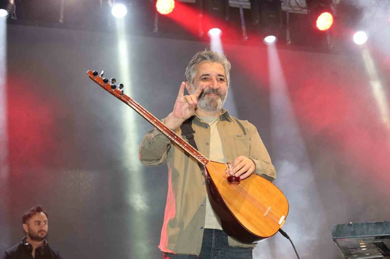 Samsun’un Vezirköprü ilçesinde düzenlenen ’Türk Gençlik Şöleni’nde sahneye çıkan ülkücü