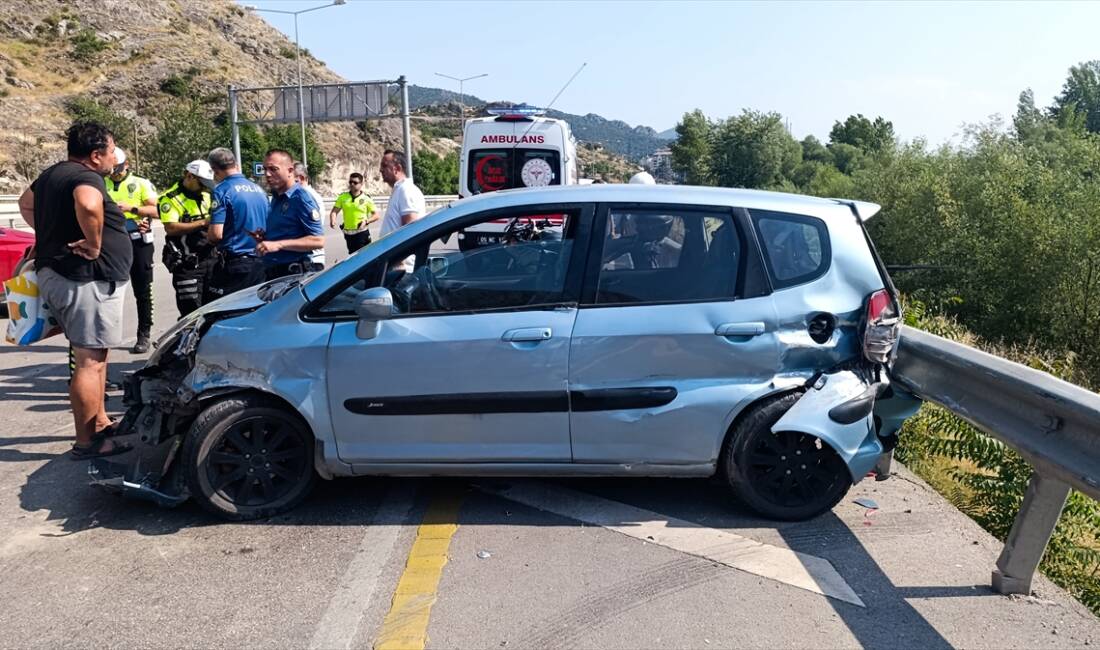 AMASYA (AA) – Amasya’da otomobilin yol kenarındaki bariyere çarpması sonucu