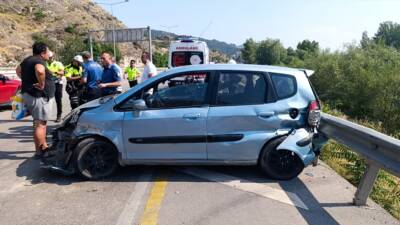 AMASYA (AA) – Amasya’da otomobilin yol kenarındaki bariyere çarpması sonucu