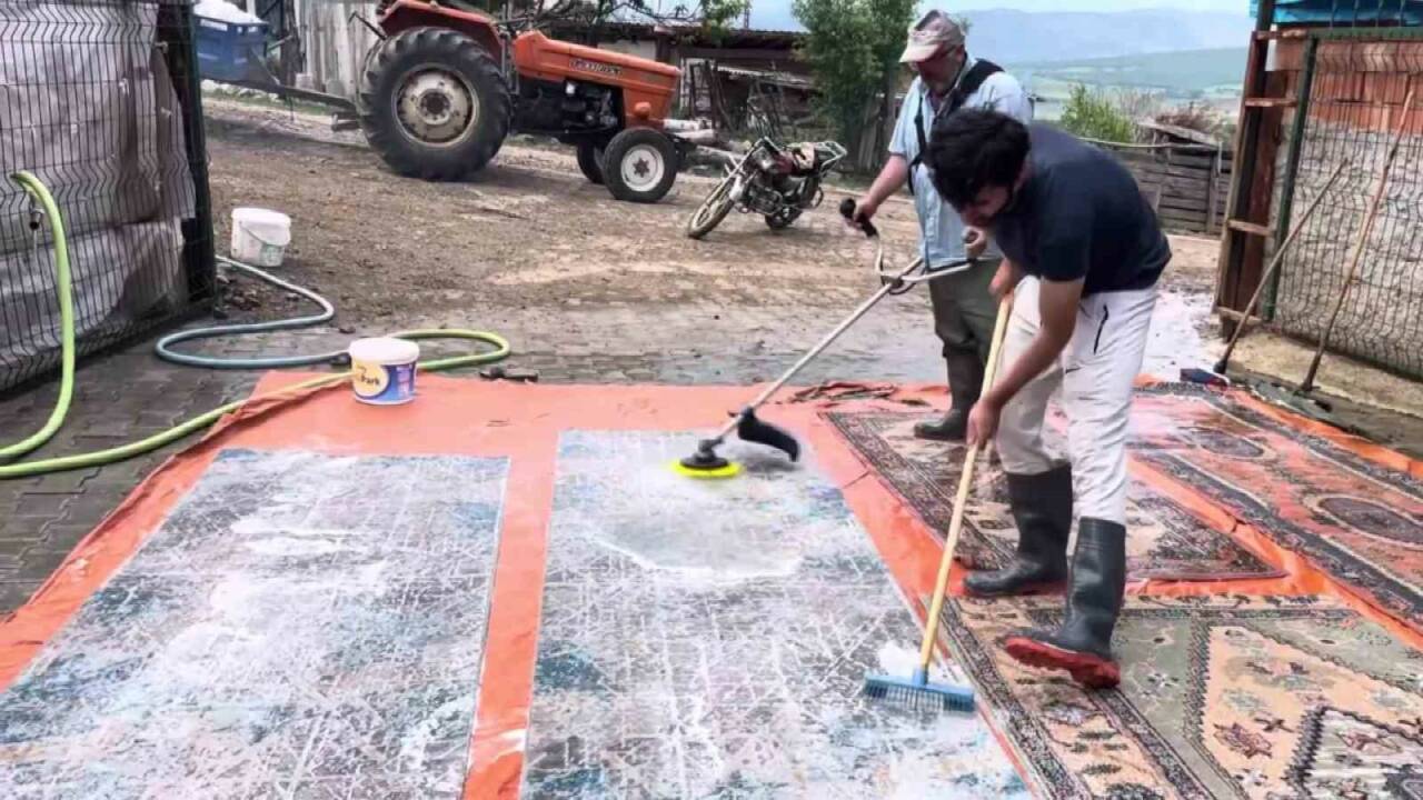 Amasya’nın Gümüşhacıköy ilçesinde yaşayan bir çiftçi, ot biçmek için kullanılan