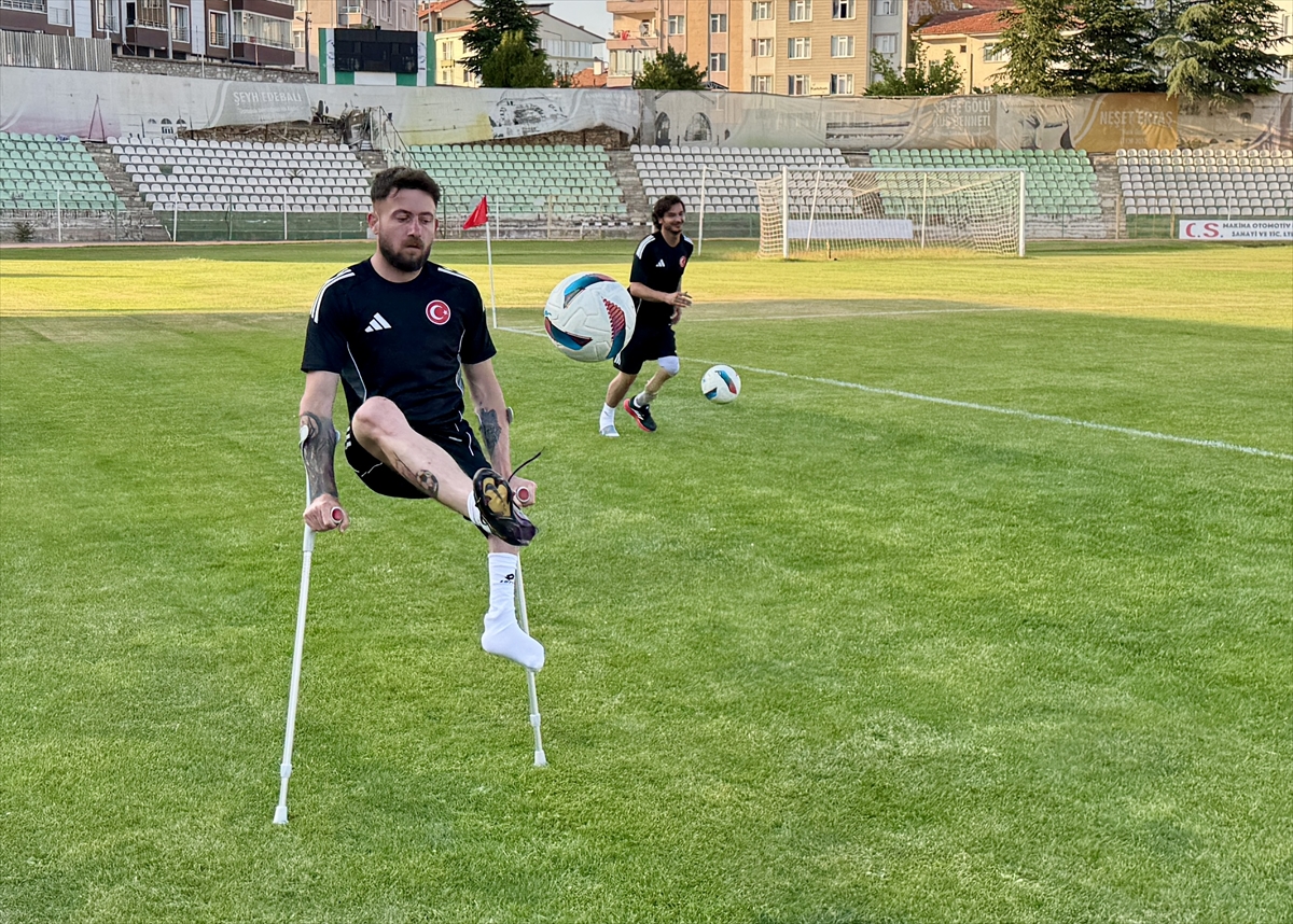- Katıldığı birçok turnuvada gol krallığı sevinci yaşayan ve "en