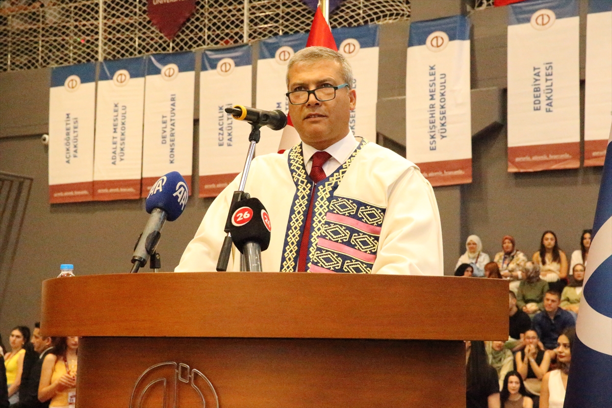 ESKİŞEHİR (AA) – Eskişehir’de, Anadolu Üniversitesi’nin bazı fakültelerinde eğitimlerini tamamlayan