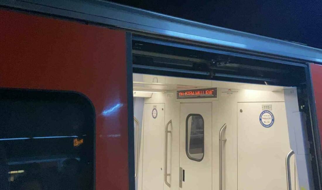 Ankara metrosunda işine yetişmeye çalışan insanlar, sabah saatlerinde meydana gelen