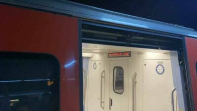 Ankara metrosunda işine yetişmeye çalışan insanlar, sabah saatlerinde meydana gelen