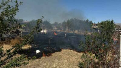 Ankara’nın Sincan ilçesinde otların yakılmasıyla yayılıp iki hobi bahçesini kullanılmaz