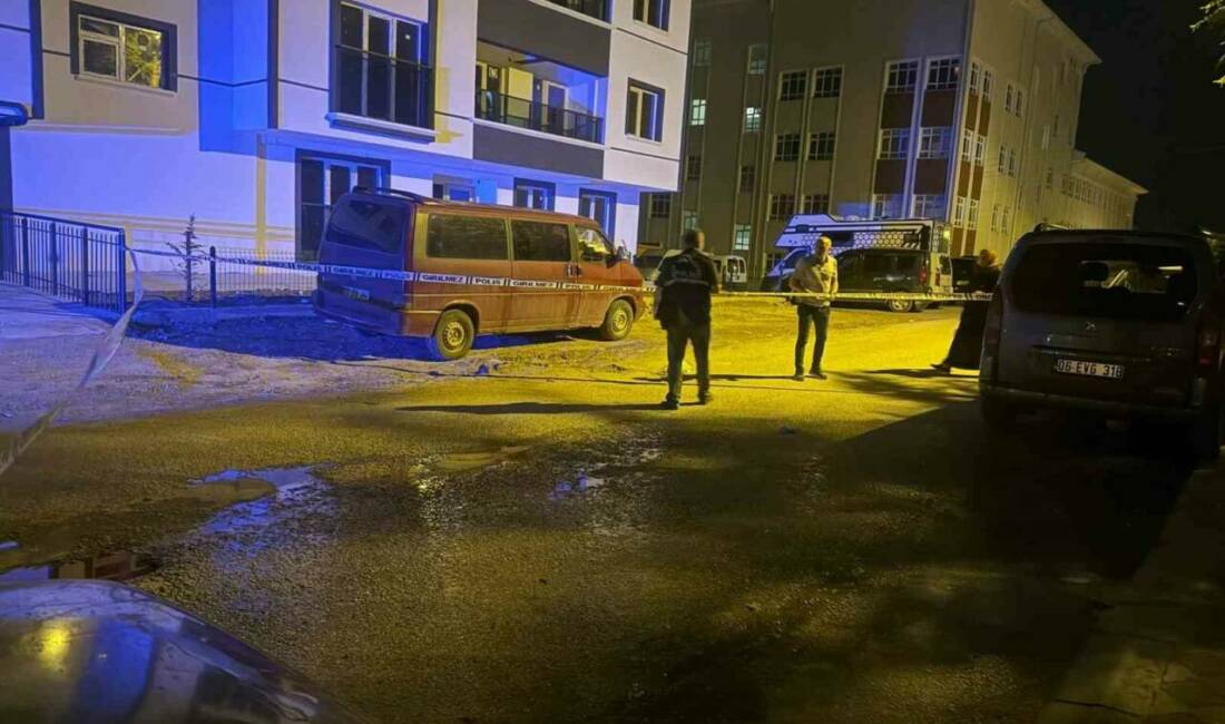 Ankara’da bir kişi, annesi ile boşanma aşamasındaki babasını sokak ortasında
