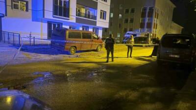 Ankara’da bir kişi, annesi ile boşanma aşamasındaki babasını sokak ortasında