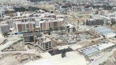 Depremde yerle bir olan Hatay’ın Antakya ilçesinde kent merkezindeki binalar,