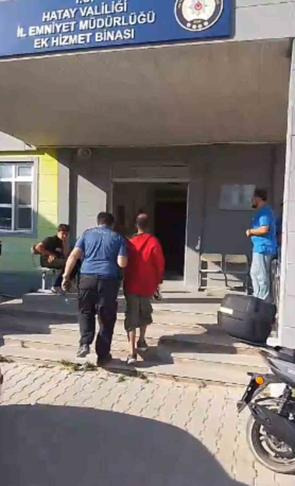 Hatay’ın Antakya ilçesinde aranan şahısların yakalanmasına yönelik yapılan çalışmada uyuşturucu
