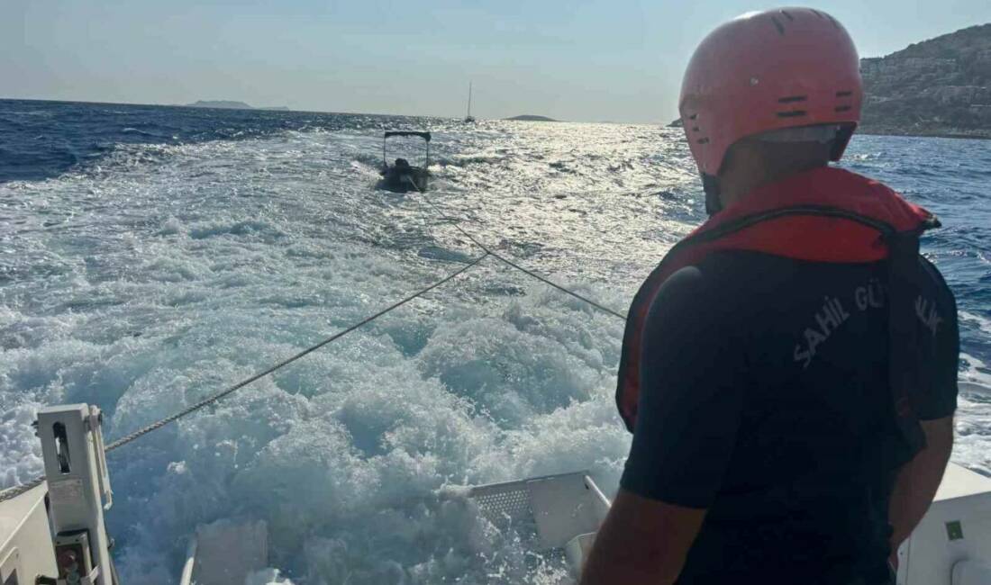 Antalya’nın Kaş ilçesi Çukurbağ Yarımadası açıklarında makine arızası nedeniyle sürüklenen