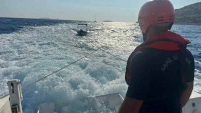 Antalya’nın Kaş ilçesi Çukurbağ Yarımadası açıklarında makine arızası nedeniyle sürüklenen