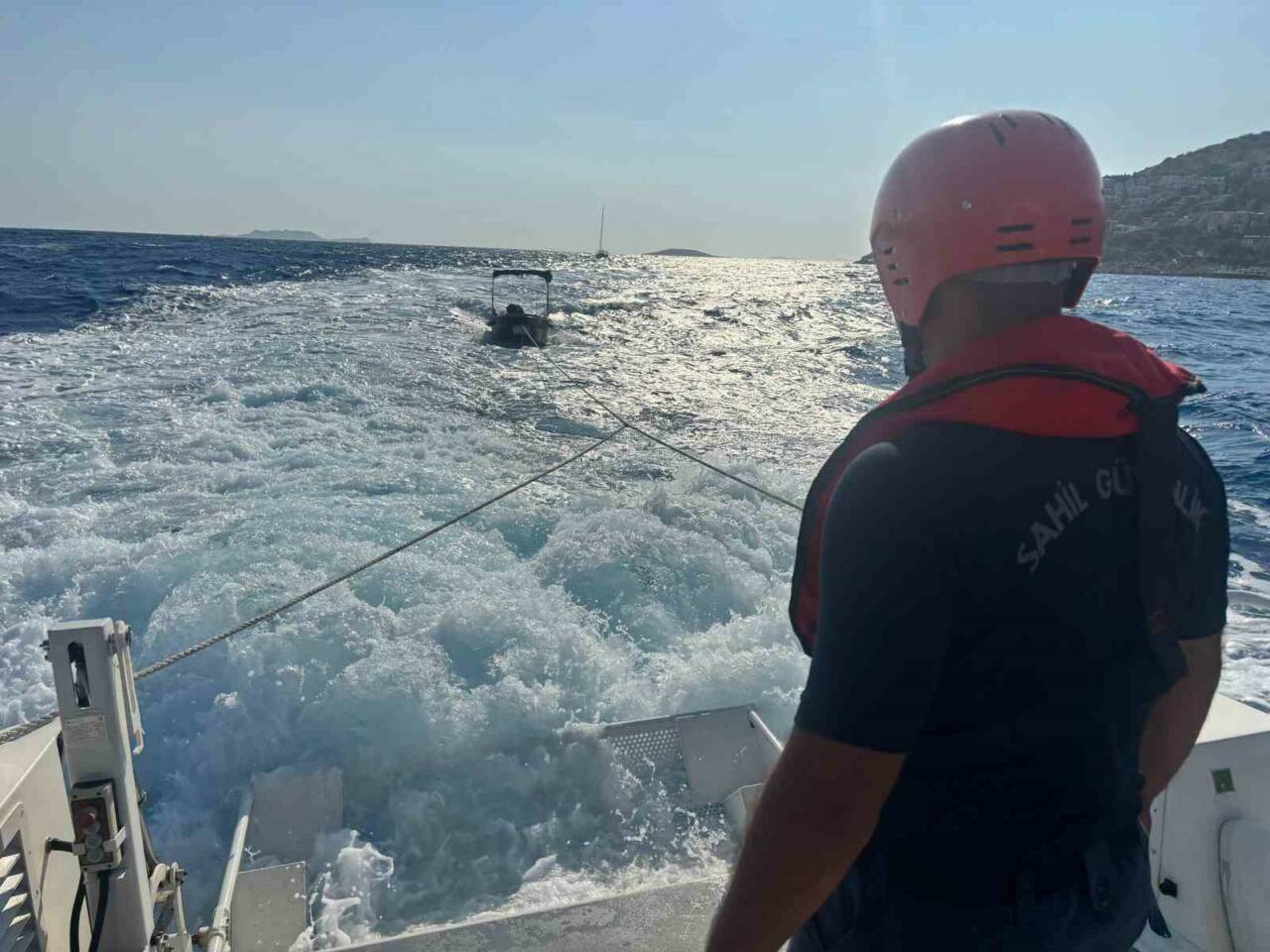 Antalya’nın Kaş ilçesi Çukurbağ Yarımadası açıklarında makine arızası nedeniyle sürüklenen
