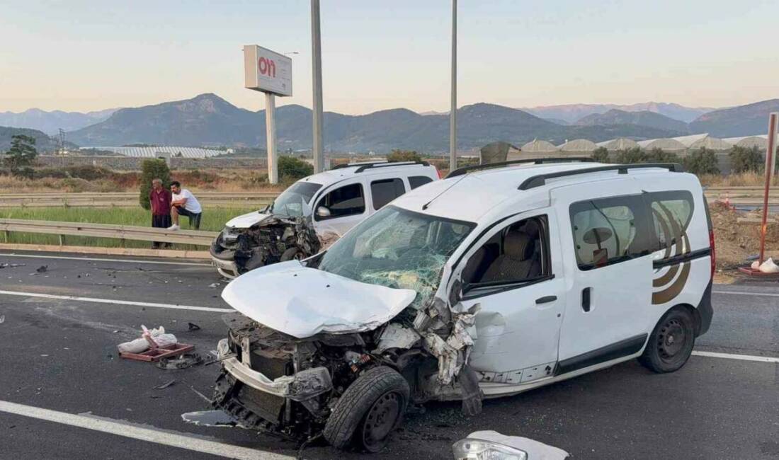 Antalya’nın Gazipaşa ilçesinde yol çalışması nedeniyle trafiğin tek şeritten kontrollü