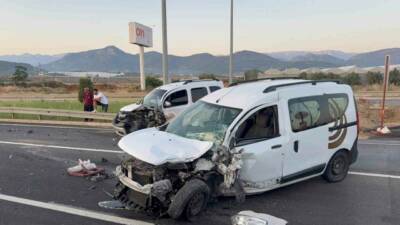 Antalya’nın Gazipaşa ilçesinde yol çalışması nedeniyle trafiğin tek şeritten kontrollü