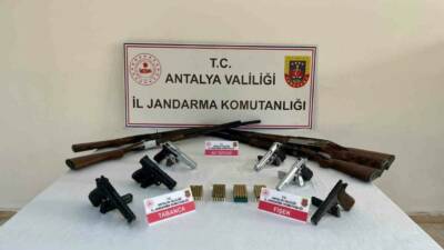 Antalya’nın Serik ilçesinde jandarma ekiplerince 6 farklı adrese düzenlenen operasyonlarda,