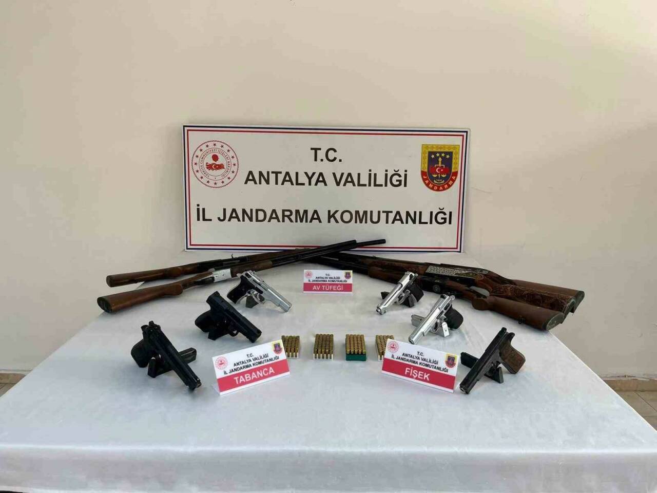 Antalya’nın Serik ilçesinde jandarma ekiplerince 6 farklı adrese düzenlenen operasyonlarda,