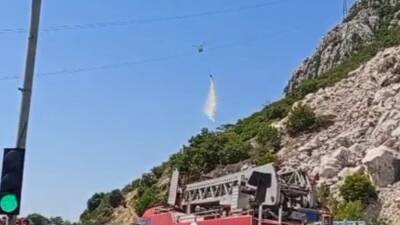 Antalya’nın Konyaaltı ilçesinde ormanlık alanda çıkan yangın, havadan ve karadan