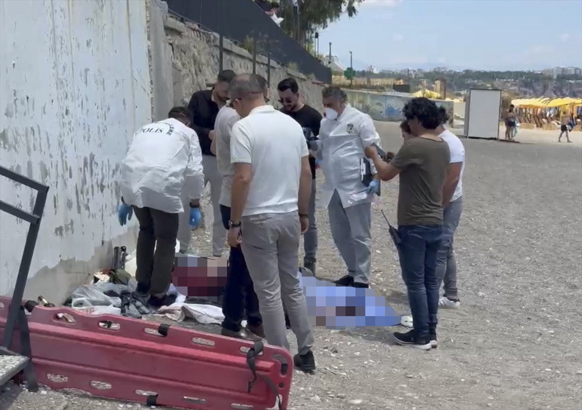ANTALYA (AA) – Antalya’nın Konyaaltı ilçesinde sahil kenarında erkek cesedi