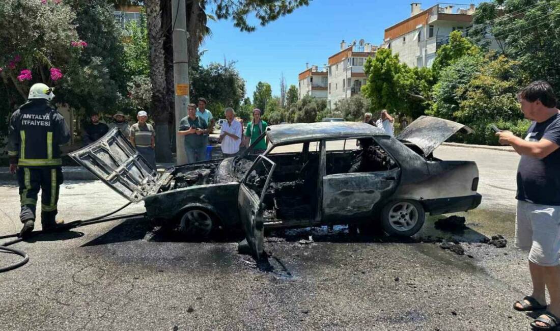 Sıcaklığın 40 derece hissedildiği Antalya’da Tofaş otomobilde çıkan yangın otomobili