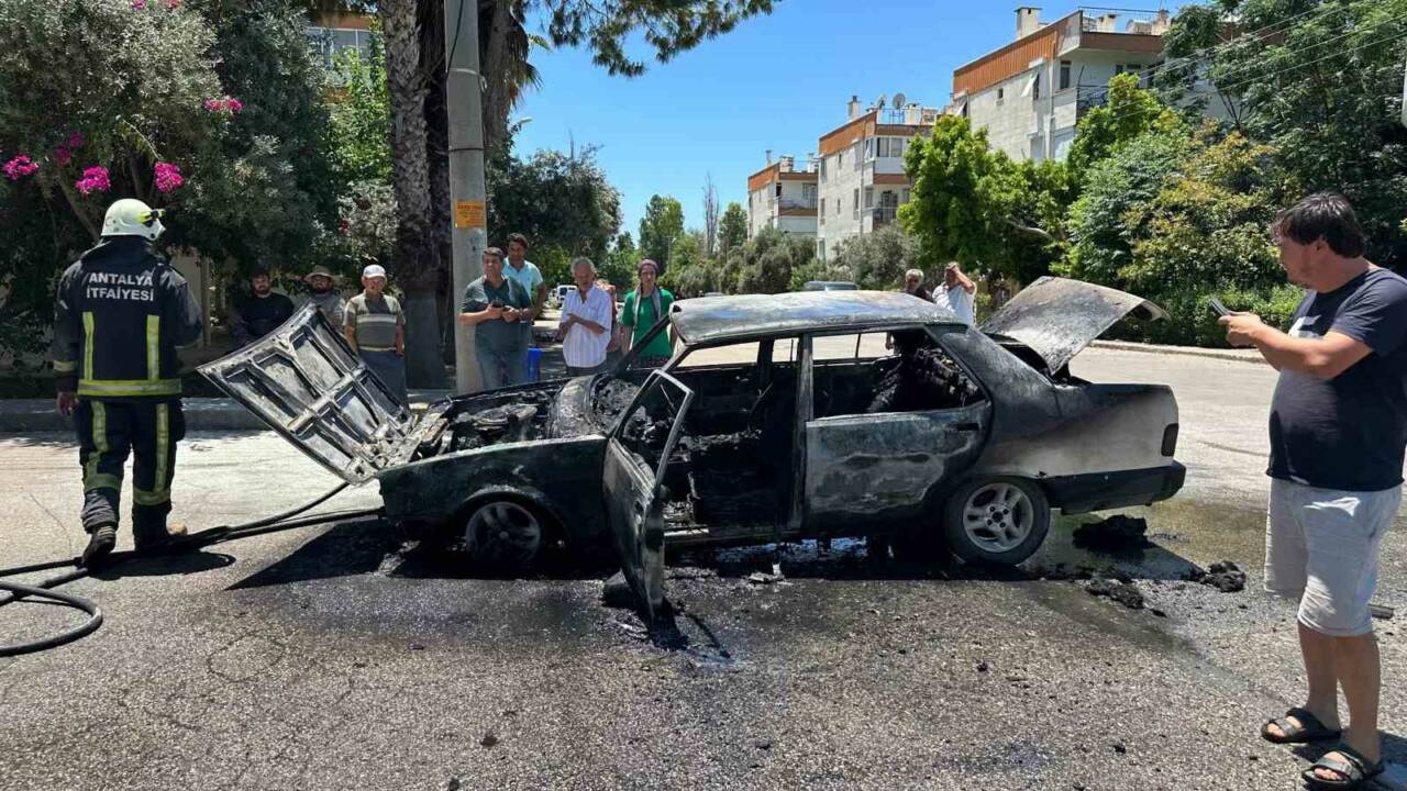 Sıcaklığın 40 derece hissedildiği Antalya’da Tofaş otomobilde çıkan yangın otomobili