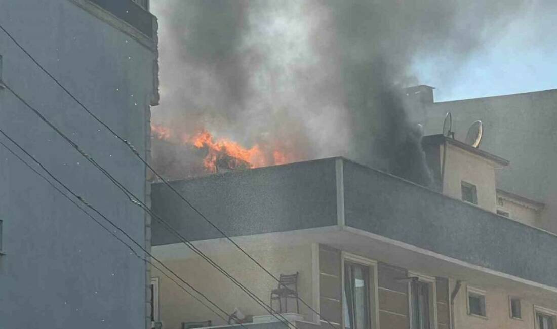 Kocaeli’nin Gebze ilçesinde 4 katlı apartmanın çatısında çıkan yangın korkuttu.
