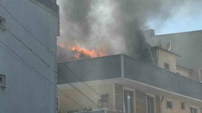 Kocaeli’nin Gebze ilçesinde 4 katlı apartmanın çatısında çıkan yangın korkuttu.