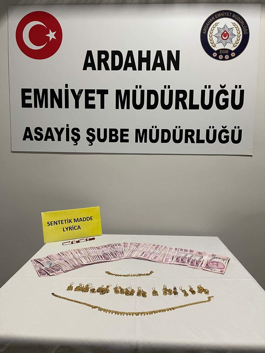 ARDAHAN (AA) – Ardahan’da kuyumcuya sahte altın sattığı iddia edilen