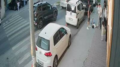 İstanbul Arnavutköy’de bir grup genç bir kişiyi sokak ortasında sopayla