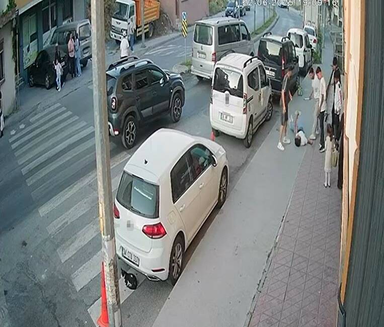 İstanbul Arnavutköy’de bir grup genç bir kişiyi sokak ortasında sopayla