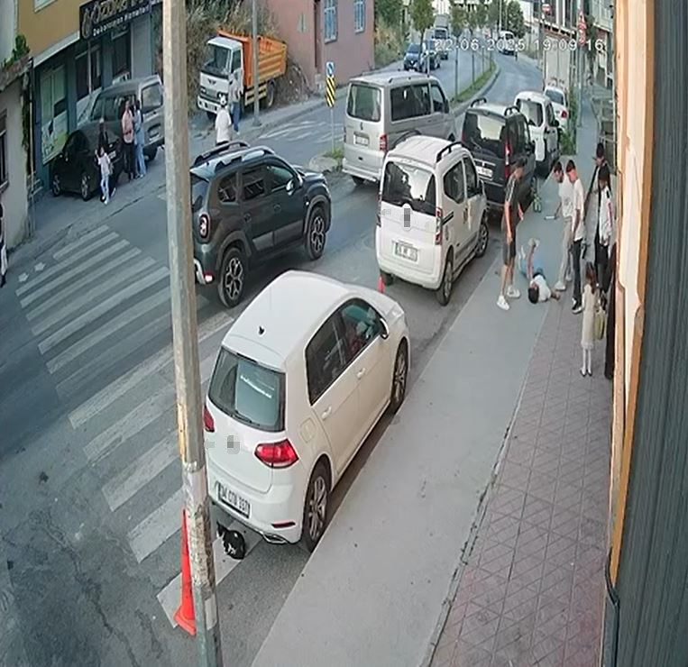 İstanbul Arnavutköy’de bir grup genç bir kişiyi sokak ortasında sopayla