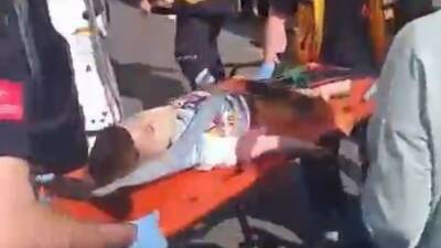 Arnavutköy’de yolun karşısına geçmeye çalışan anne ve bebek arabasındaki çocuğuna