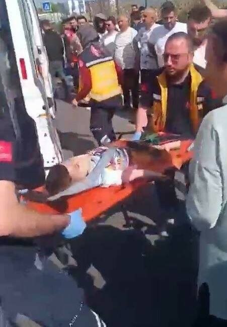 Arnavutköy’de yolun karşısına geçmeye çalışan anne ve bebek arabasındaki çocuğuna