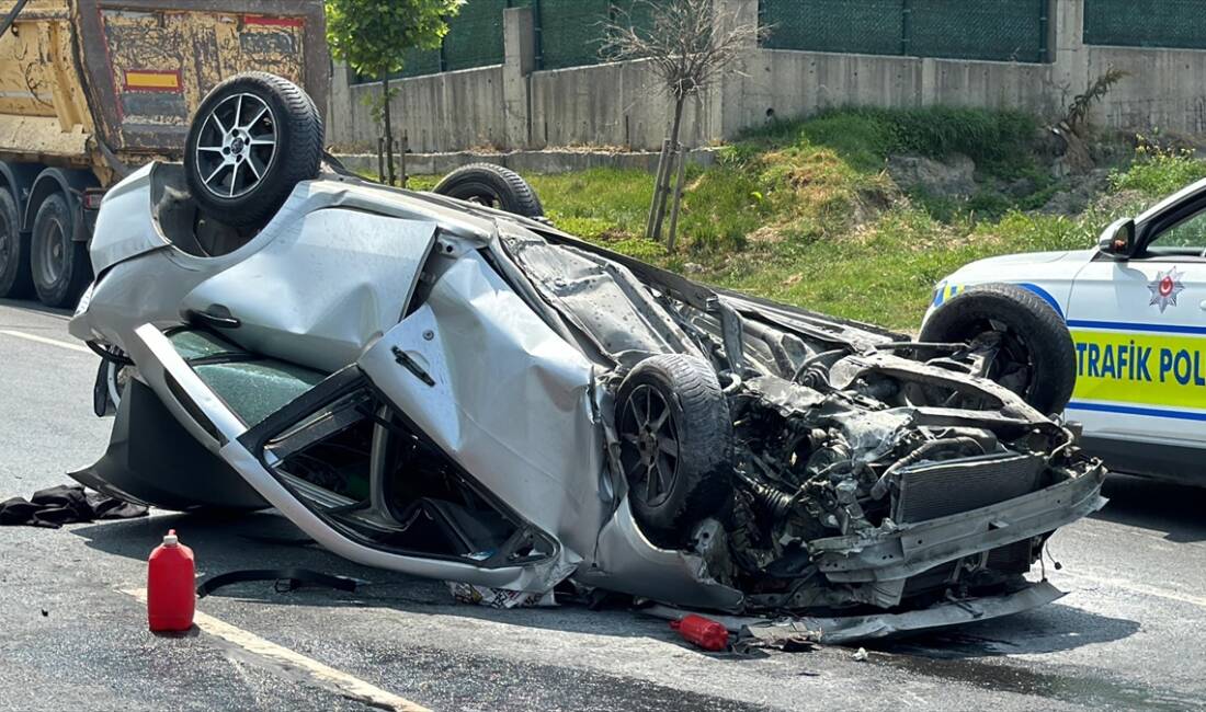 İSTANBUL(AA) – Arnavutköy’de refüje çarparak takla atan otomobilin sürücüsü yaralandı.