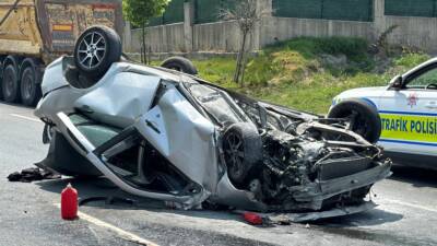 İSTANBUL(AA) – Arnavutköy’de refüje çarparak takla atan otomobilin sürücüsü yaralandı.