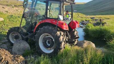 Arpaçay’da traktör şarampole devrildi. Kazada 1’i çocuk 2 kişi yaralandı.
