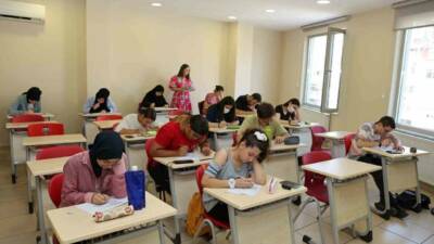 Ataşehir Belediyesi, üniversite sınavına hazırlanan gençler için “Üniversiteye Hazırlık Ders