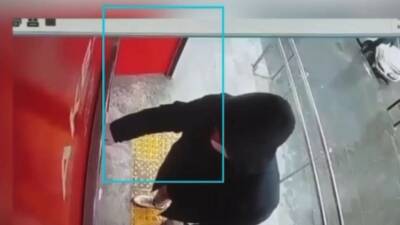 Diyarbakır’da ATM önlerinde bekleyip işlem yapamayan vatandaşları gözlerine kestirip dolandıran