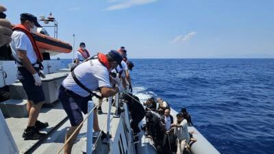 Aydın’ın Kuşadası ilçesi açıklarında lastik bot içerisindeki 18 düzensiz göçmen