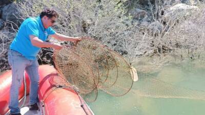 Aydın’ın Bozdoğan ilçesinde kontrolsüz olarak göle bırakılan hayalet ağlar ekipler
