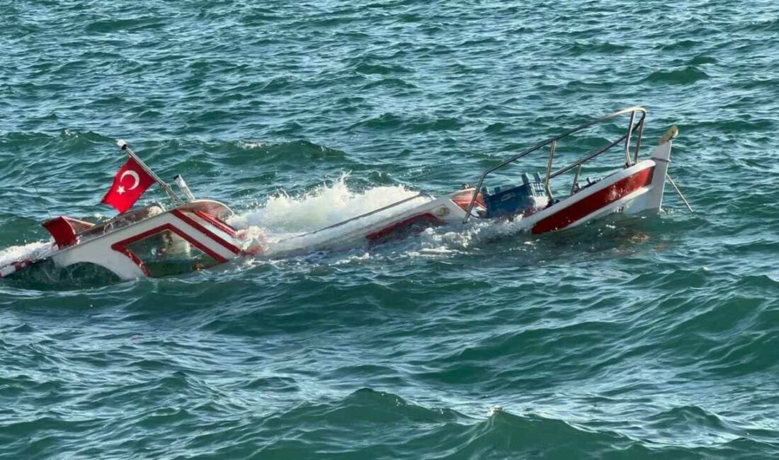 Balıkesir’in Ayvalık ilçesinde kıyıya demirli olan bir balıkçı teknesi, su