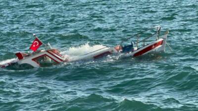 Balıkesir’in Ayvalık ilçesinde kıyıya demirli olan bir balıkçı teknesi, su