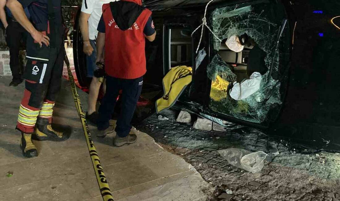 Balıkesir’in Ayvalık ilçesinde gece saatlerinde meydana gelen trafik kazasında, tanınan