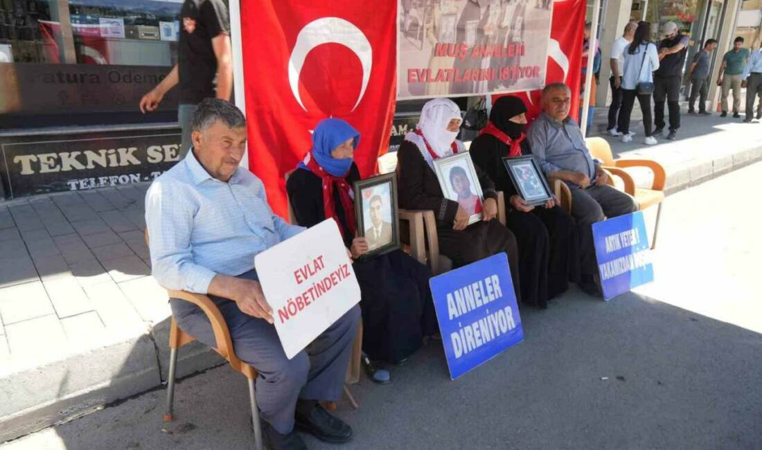 Muş’ta evlatlarına kavuşmak isteyen aileler DEM Parti önündeki eylemlerini sürdürürken,