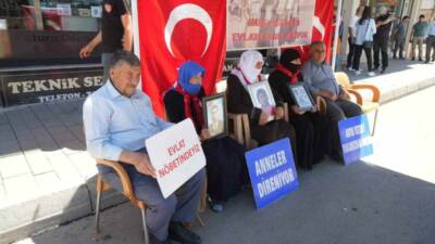 Muş’ta evlatlarına kavuşmak isteyen aileler DEM Parti önündeki eylemlerini sürdürürken,