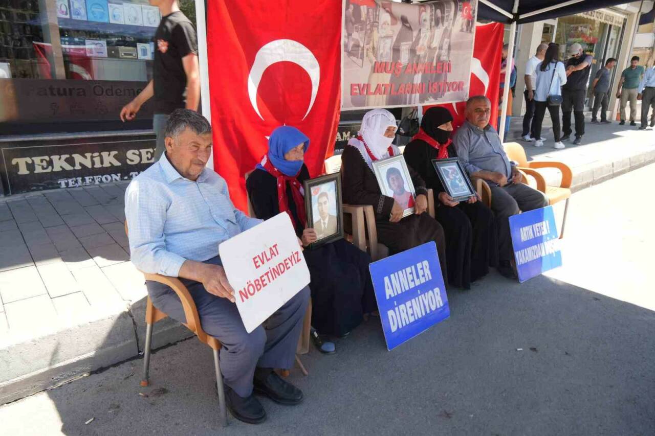 Muş’ta evlatlarına kavuşmak isteyen aileler DEM Parti önündeki eylemlerini sürdürürken,