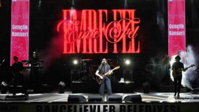 Bahçelievler Belediyesi’nce YKS sonrası gençlerin sınav stresini atması amacıyla sanatçı