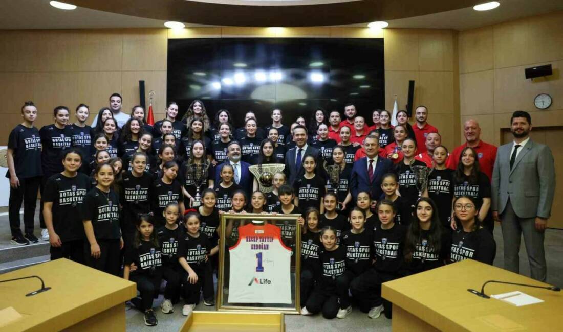 Enerji ve Tabii Kaynaklar Bakanı Alparslan Bayraktar, Basketbol Gençler Ligi’inde