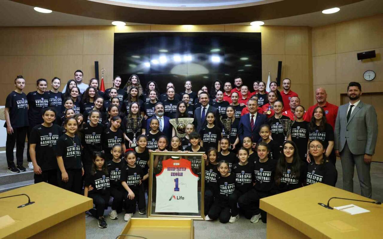 Enerji ve Tabii Kaynaklar Bakanı Alparslan Bayraktar, Basketbol Gençler Ligi’inde